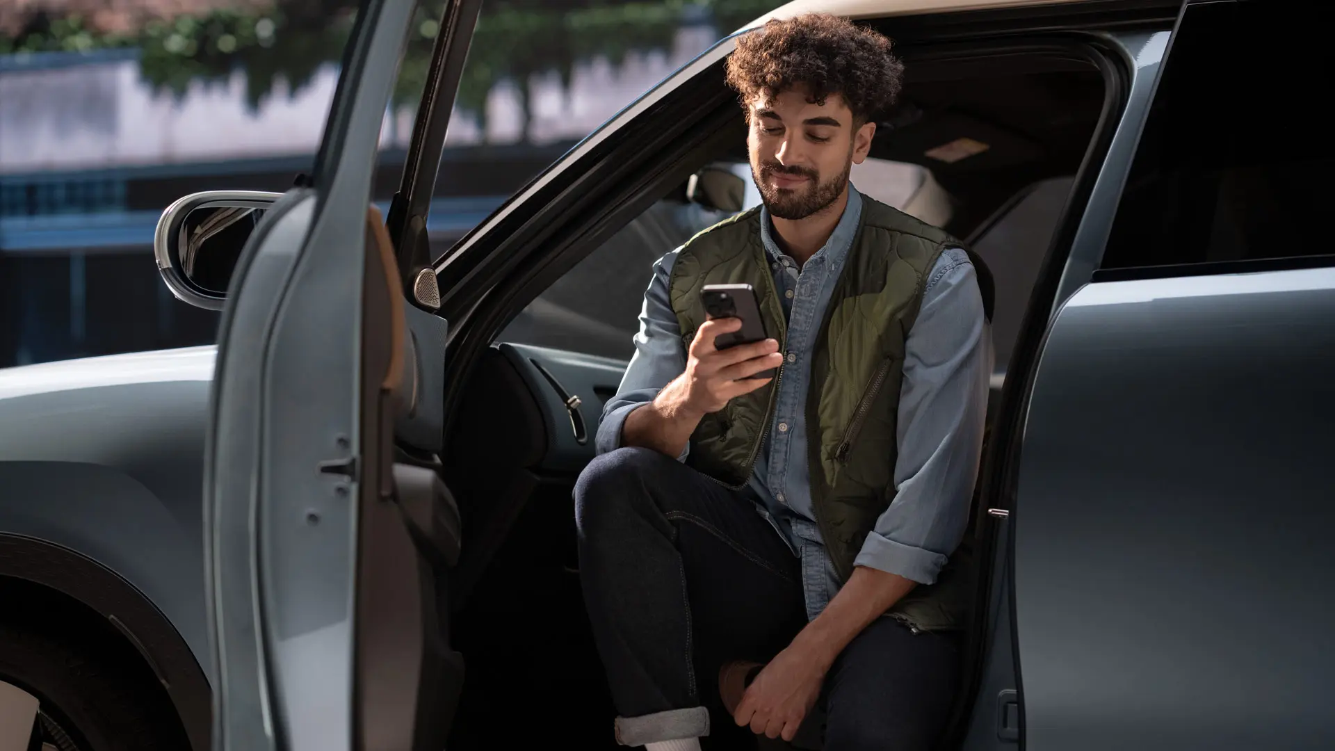 Muž, ktorý si rezervuje servisný termín pomocou svojho mobilného telefónu.