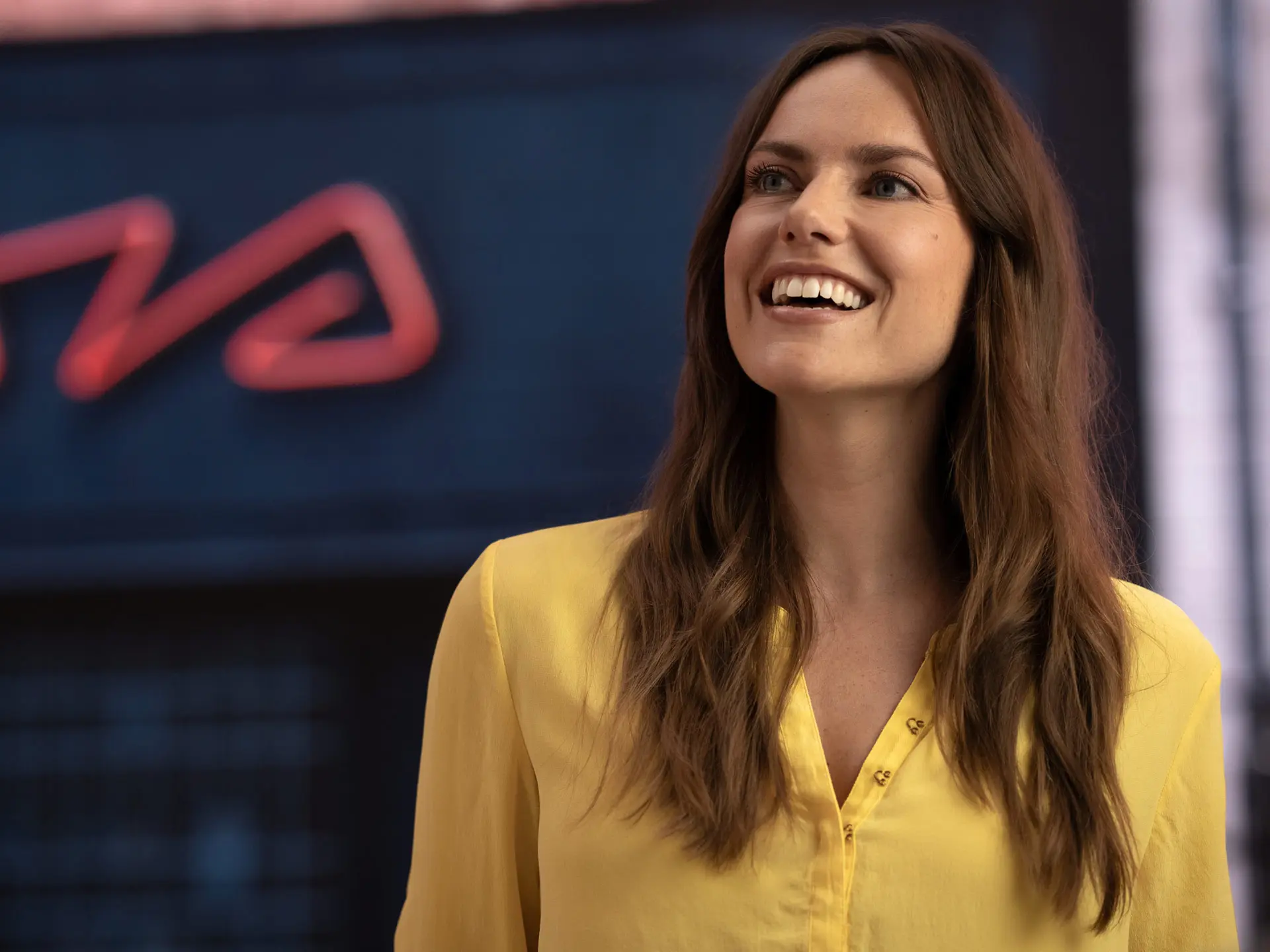 Servisný partner MINI - žena v žltej košeli s úsmevom