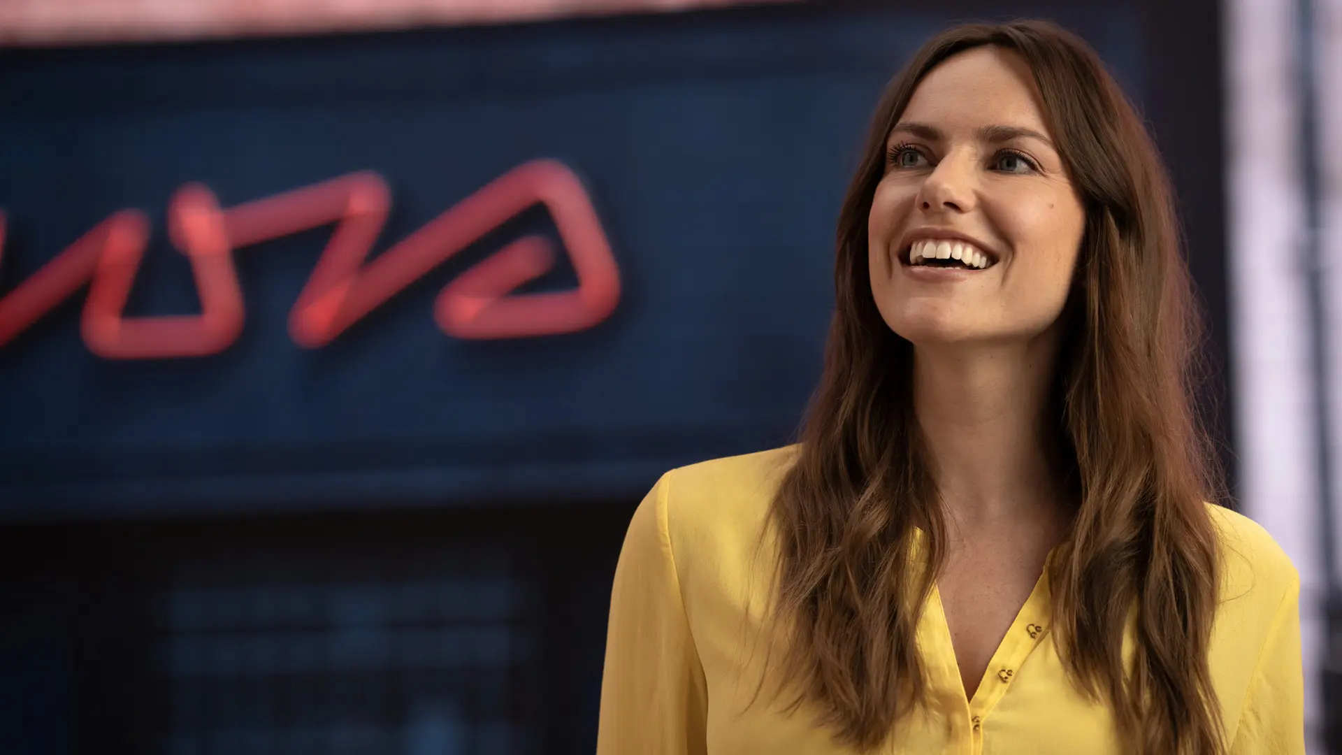 Servisný partner MINI - žena v žltej košeli s úsmevom