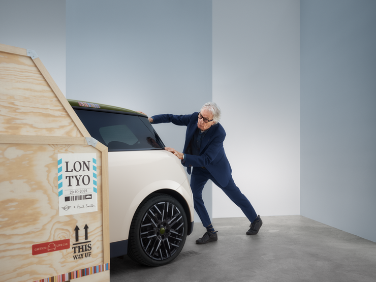 Zadný pohľad na čisto elektrické MINI Cooper Paul Smith Edition vo farbe Inspired White s Paulom Smithom za autom