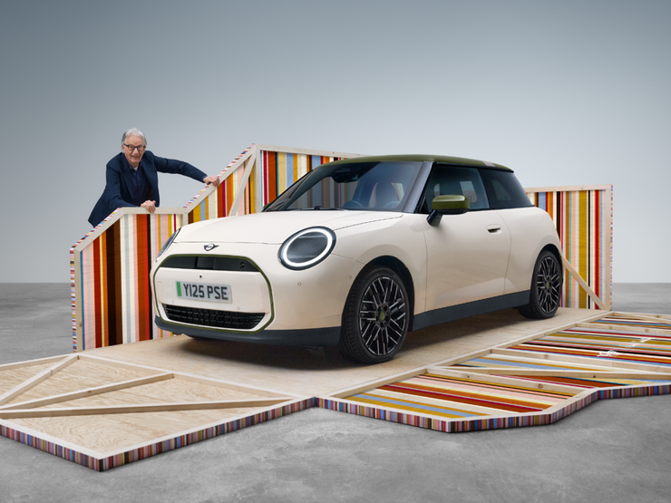 Predný pohľad na čisto elektrické MINI Cooper Paul Smith Edition vo farbe Inspired White s dizajnérom Paulom Smithom