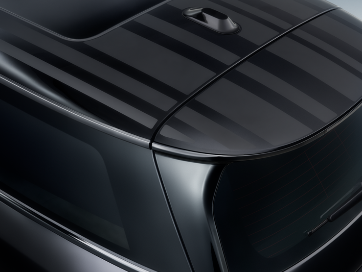 Detailný pohľad zhora na čiernu kontrastnú strechu MINI Paul Smith Edition s jedinečnou interpretáciou pruhov