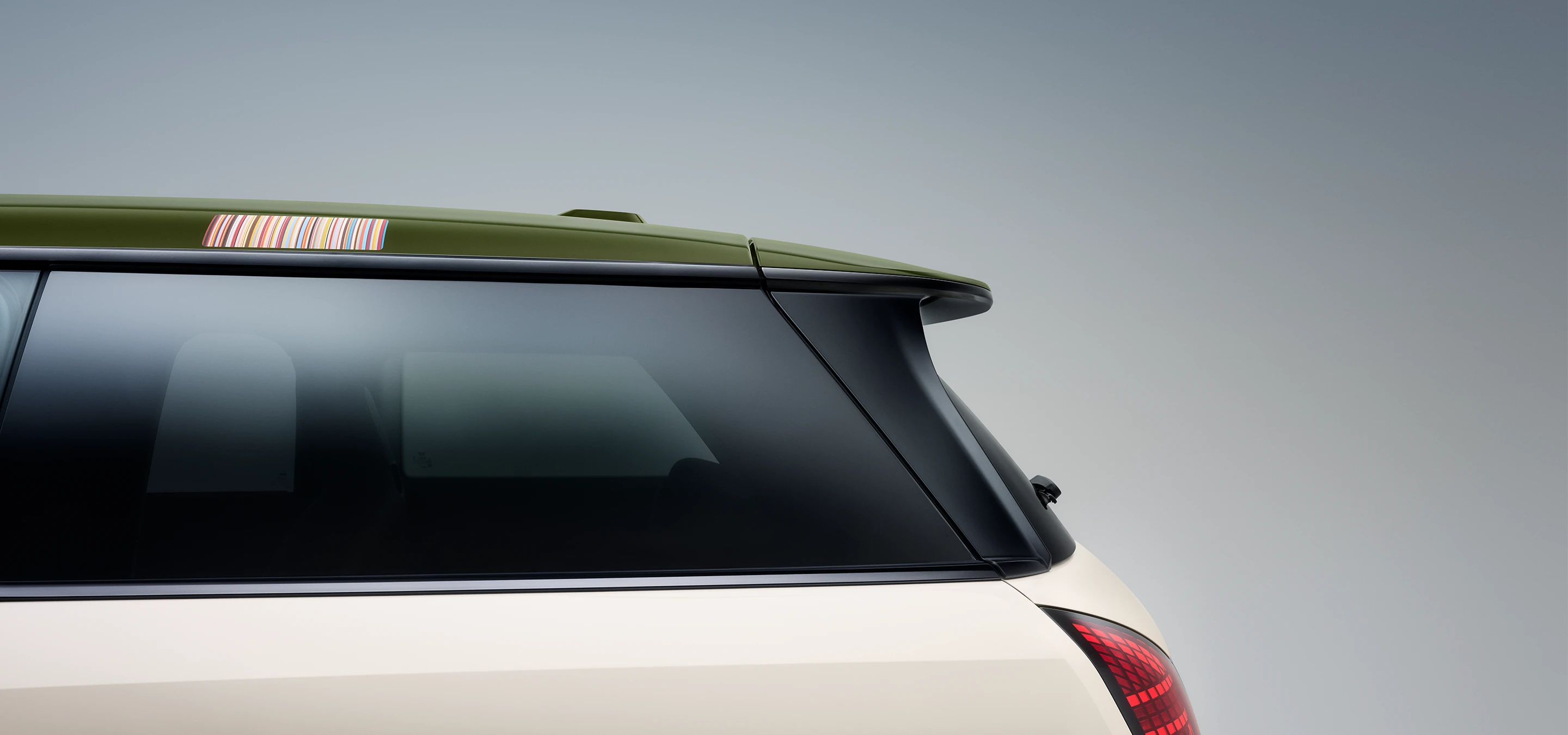 Bočný pohľad zblízka na kontrastnú strechu MINI Paul Smith vo farbe Nottingham Green