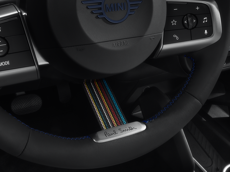 Detailný záber volantu MINI Paul Smith Edition s jeho jedinečnými prvkami