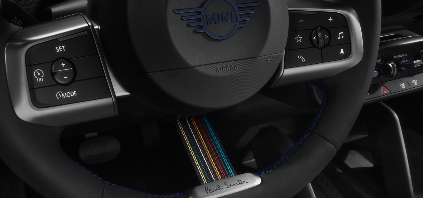 Detailný záber volantu MINI Paul Smith Edition s jeho jedinečnými prvkami
