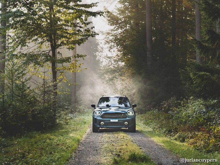 MINI Cooper spoľahlivo prechádza osamelou lesnou cestou.