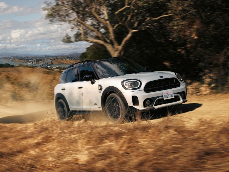 mini cooper countryman all 4 – strieborné a čierne – bočný pohľad