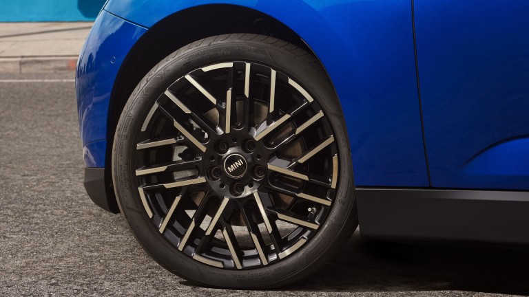 MINI - štítky pneumatík - čisto elektrické MINI Cooper - koleso