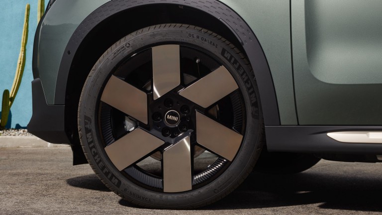 MINI - štítky pneumatík - čisto elektrické MINI Countryman - koleso