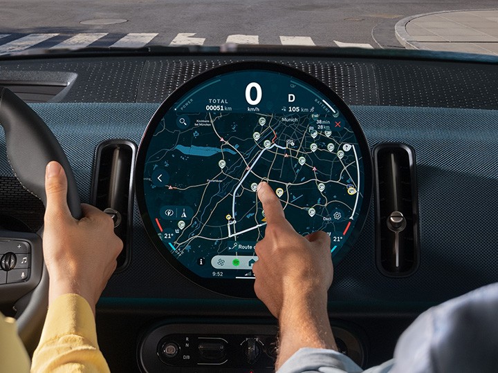 MINI elektromobilita - OLED centrálny info displej s navigáciou