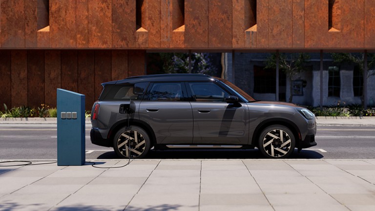 MINI elektromobilita - Countryman - bočný pohľad