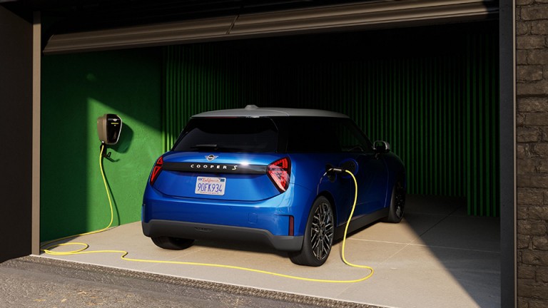MINI elektromobilita - čisto elektrické MINI Cooper - zadný pohľad