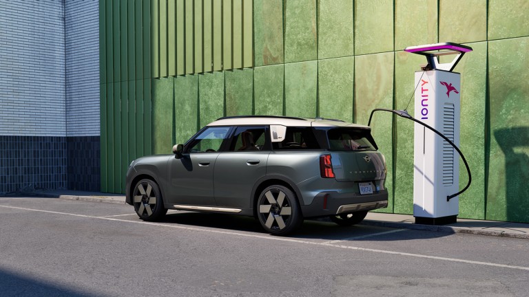 MINI elektromobilita - nabíjanie - U25E na nabíjacej stanici