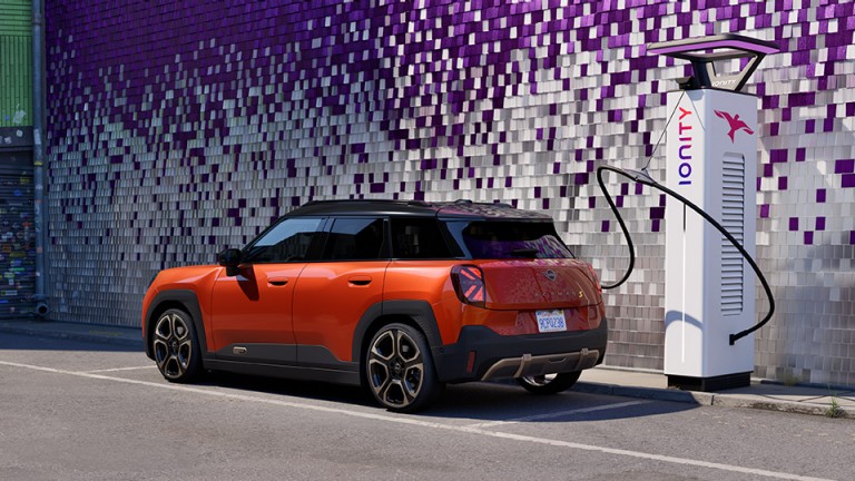 MINI elektromobilita - MINI Aceman na nabíjacej stanici