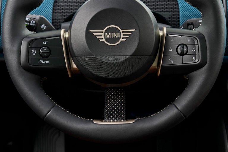 Elektromobilita MINI – Dojazd - vyhrievané sedadlá a volant