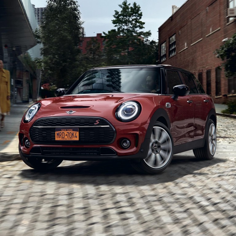 MINI Clubman - červené a čierne - čelný pohľad
