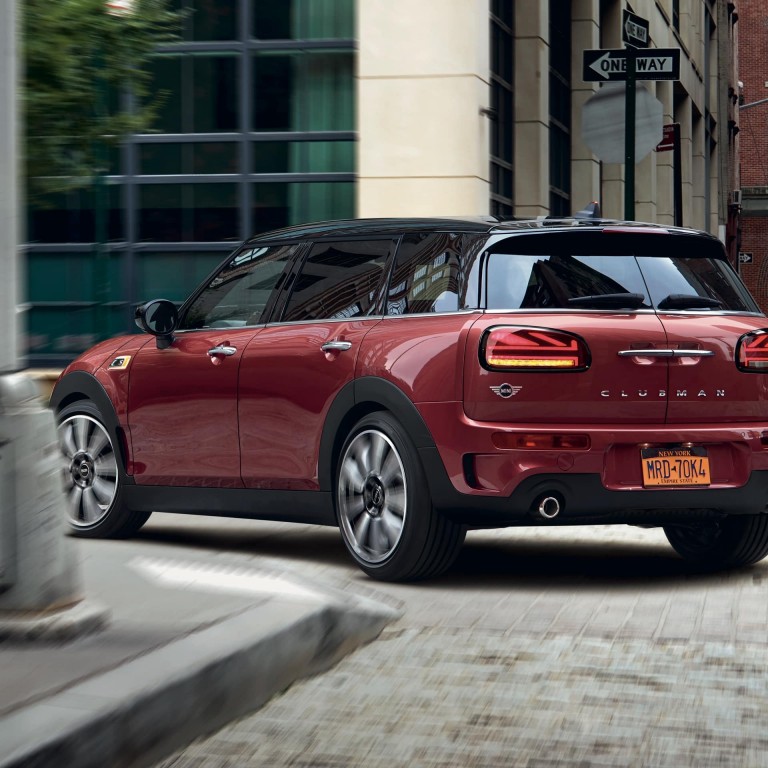 MINI Clubman - červené a čierne - pohľad zozadu s koncovými svetlami Union Jack