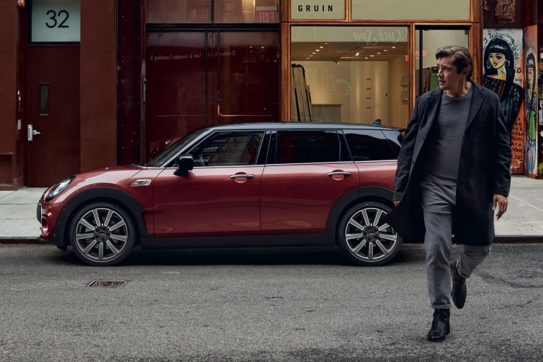 MINI Clubman - červené a čierne - bočný pohľad