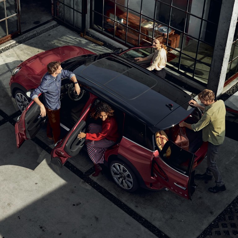 MINI Clubman - červené a čierne - pohľad zhora na šesť otvorených dverí