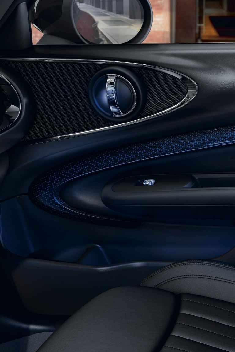 MINI Clubman - interiér - podsvietená kľučka dverí