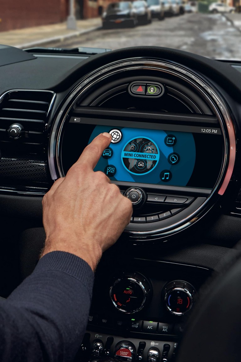 MINI Clubman - interiér - dotyková stredová konzola