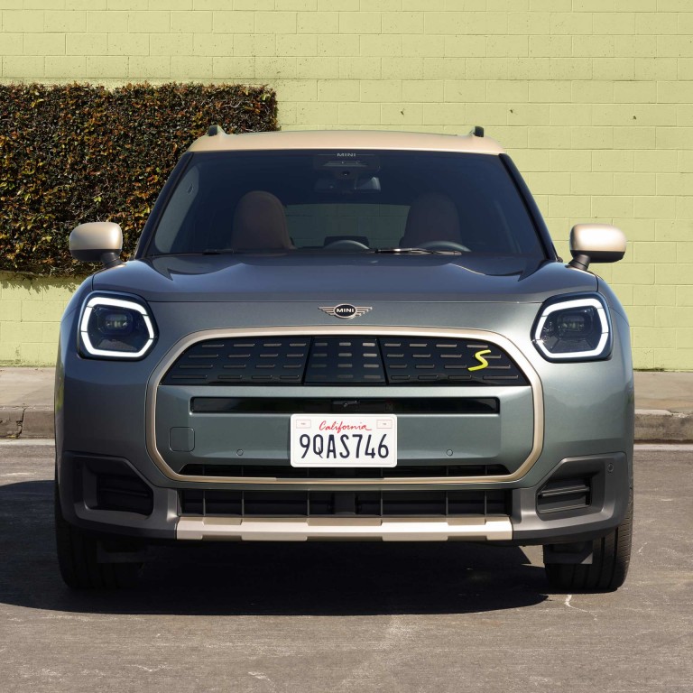 Čisto elektrické MINI Countryman - mozaika - exteriér
