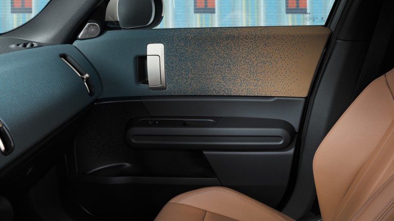 Čisto elektrické MINI Countryman - mozaika - udržateľnosť