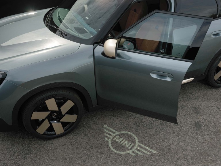 Čisto elektrické MINI Countryman - exteriér - uvítacie osvetlenie