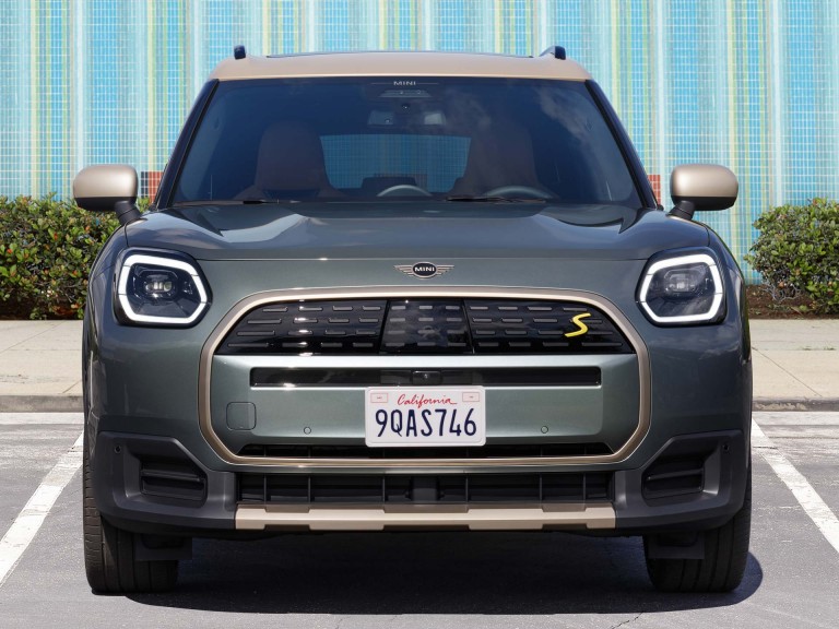 Čisto elektrické MINI Countryman - exteriér - predný pohľad