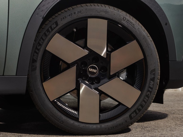 Čisto elektrické MINI Countryman - udržateľnosť - druhotný hliník