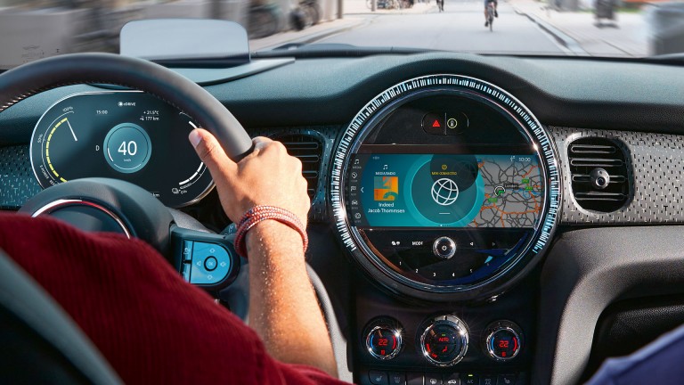 MINI Cooper SE 3-dverové – kokpit – interiér