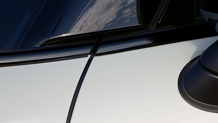 MINI Cooper SE 3-dverové – bočná aplikácia – Piano Black