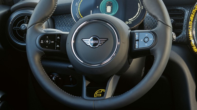 MINI Cooper SE 3-dverové – volant – koža nappa