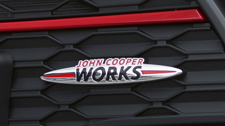 MINI John Cooper Works Clubman – predná mreža – plaketa JCW
