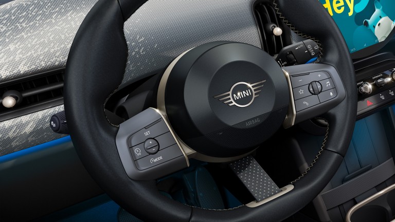 MINI Cooper 5-dverové – interiér – originálne tvarovaný volant