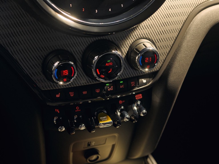 MINI PHEV – interiér – žlté akcenty
