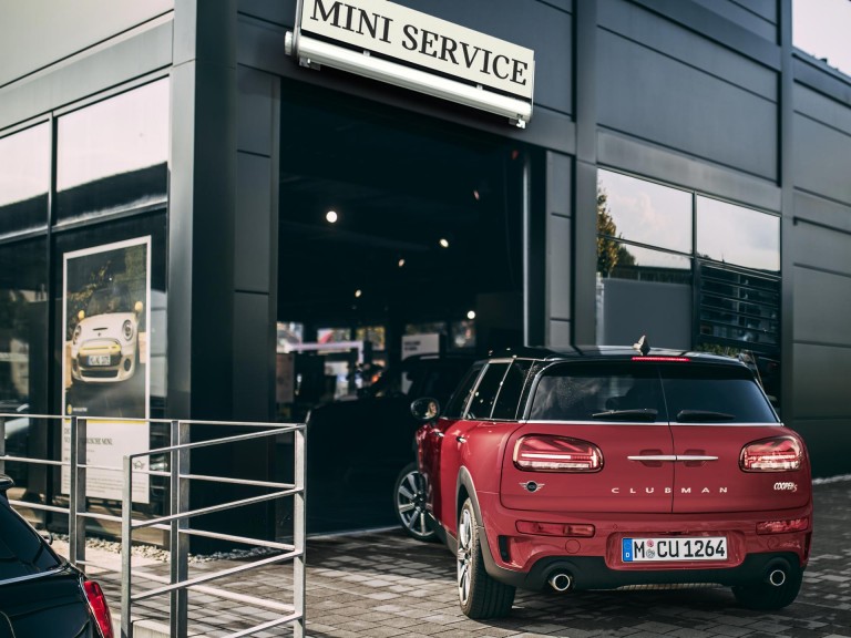 Mini servis – clubman vchádzajúci do servisnej haly