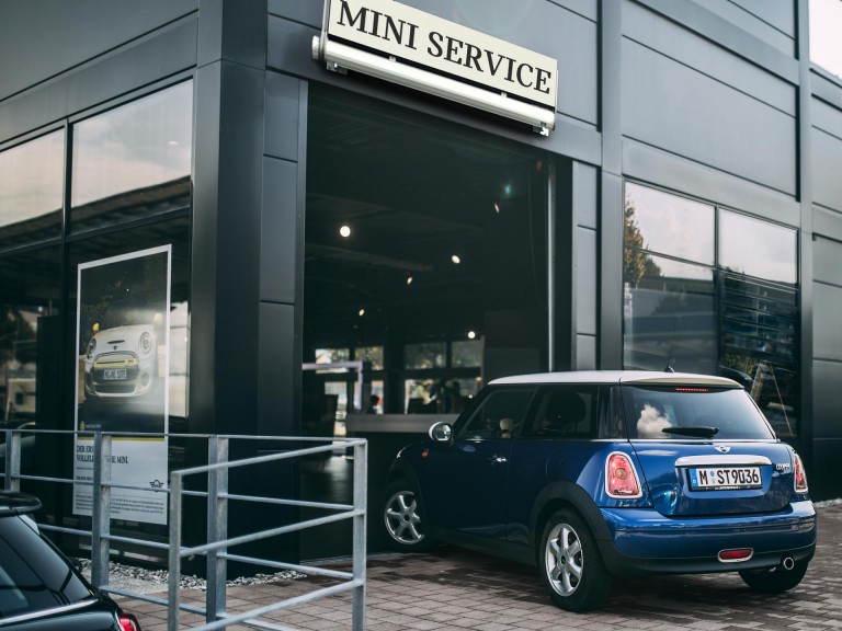 MINI servis - 3-dverový hatchback vchádza do servisnej haly